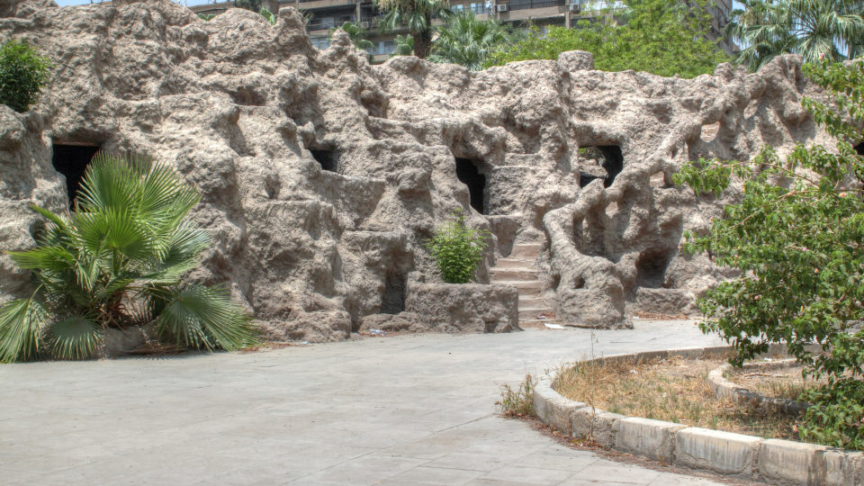 Aquarium Grotto Garden