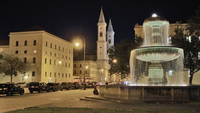 Universität Brunnen Nacht München